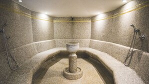 A tiled bathroom with a central pedestal, two showerheads, and a tiled floor. - Hotel Acquaviva del Garda (Desenzano del Garda)