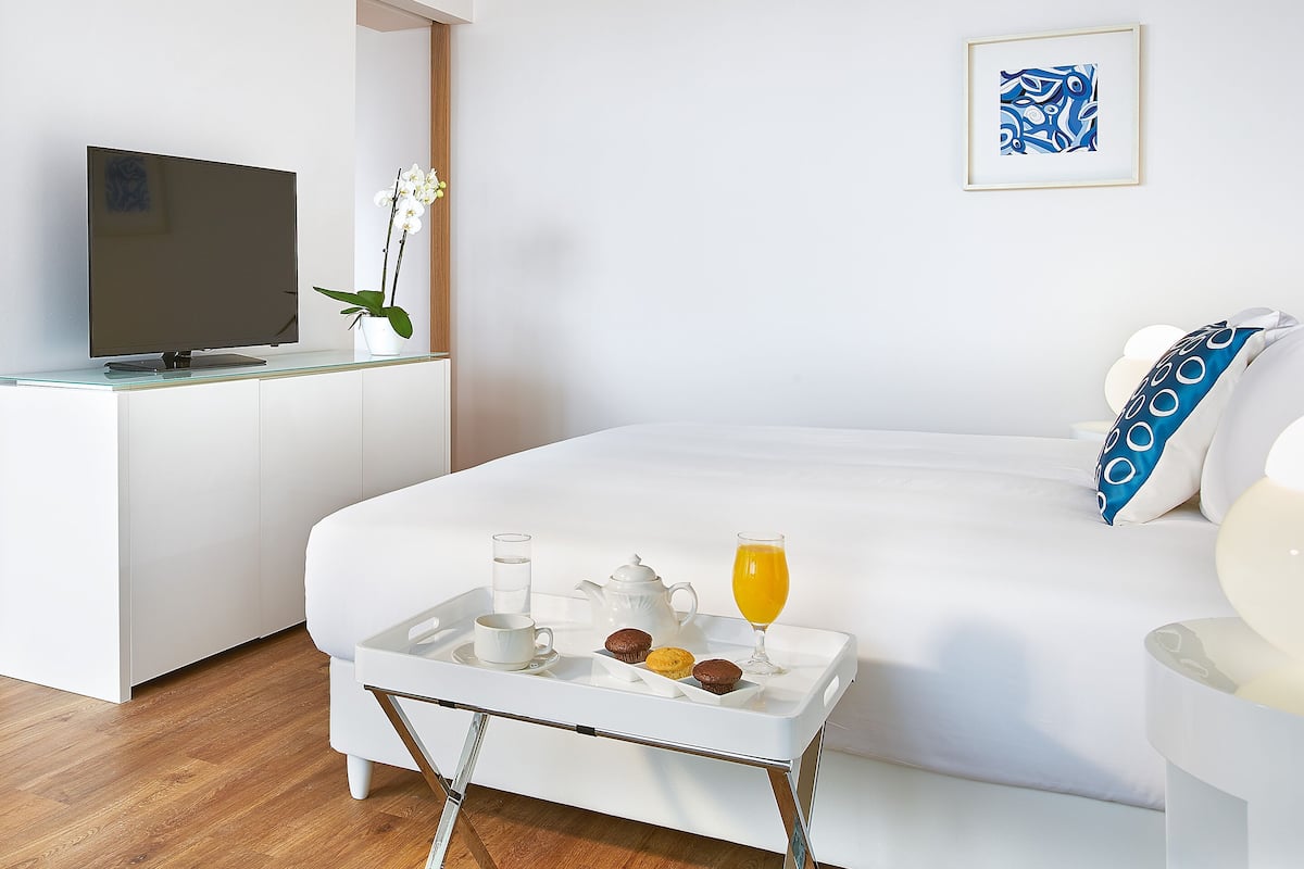 Deluxe Guestroom Side Sea View | In-room safe, bed sheets