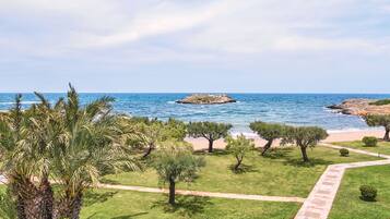 Pantai pribadi, kursi berjemur, payung pantai, dan handuk pantai