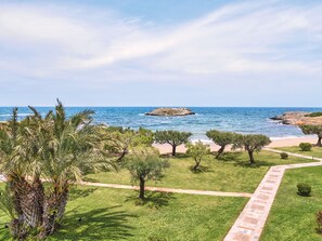 Private beach, sun-loungers, beach umbrellas, beach towels