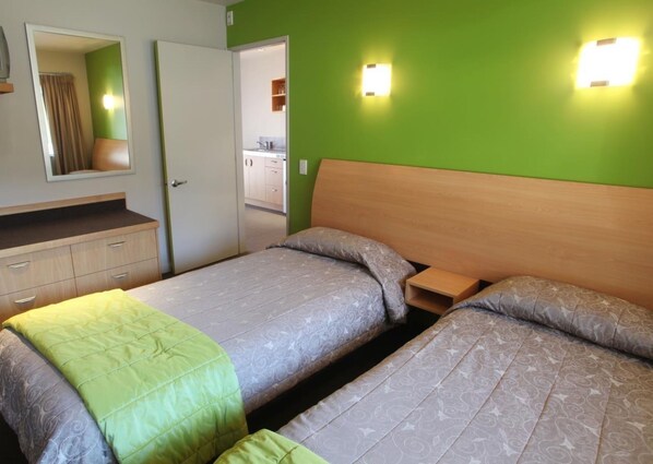 Hochwertige Bettwaren, Schreibtisch, Verdunkelungsvorhänge