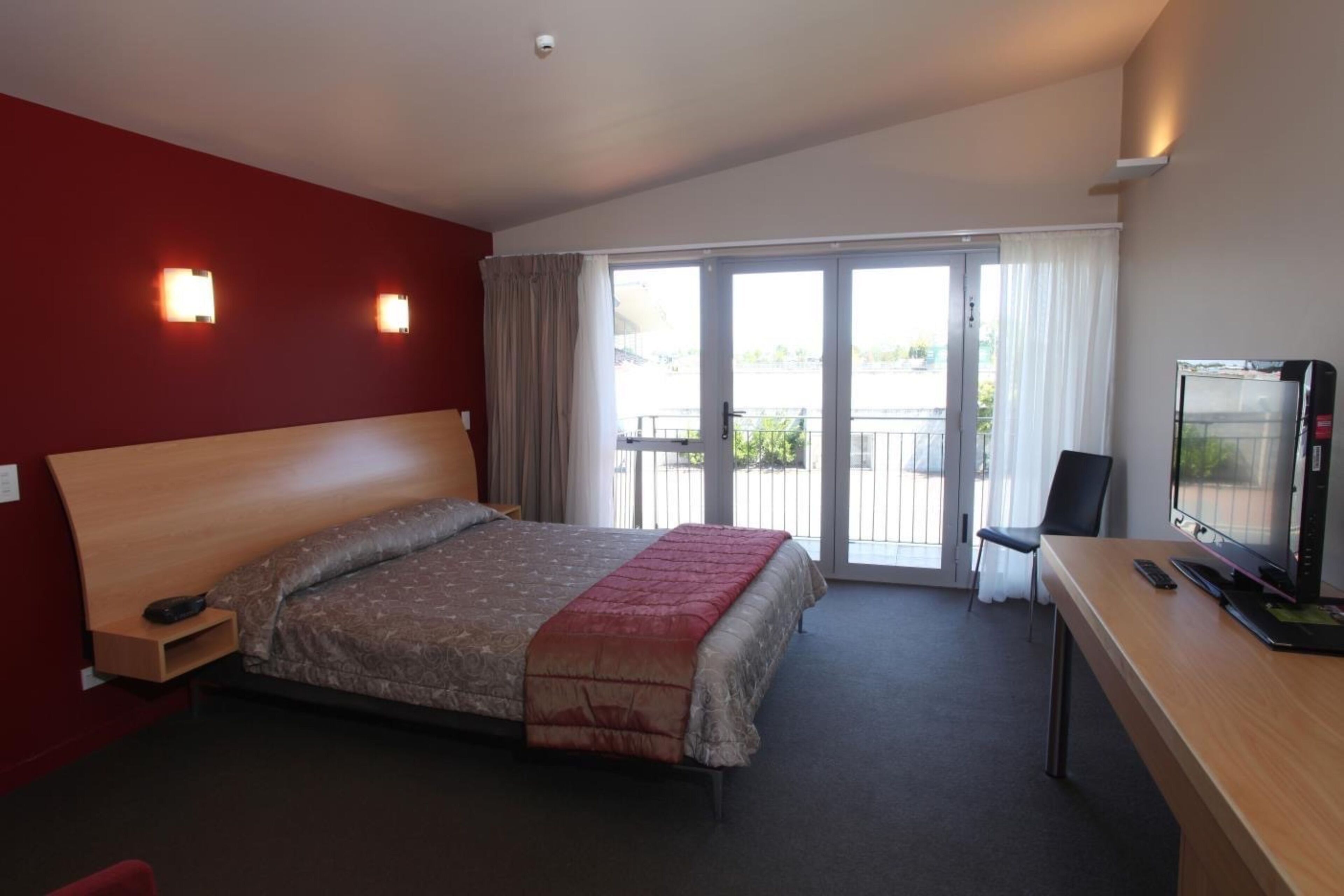 suite, 1 bedroom | premium bedding, desk, blackout curtains, soundproofing