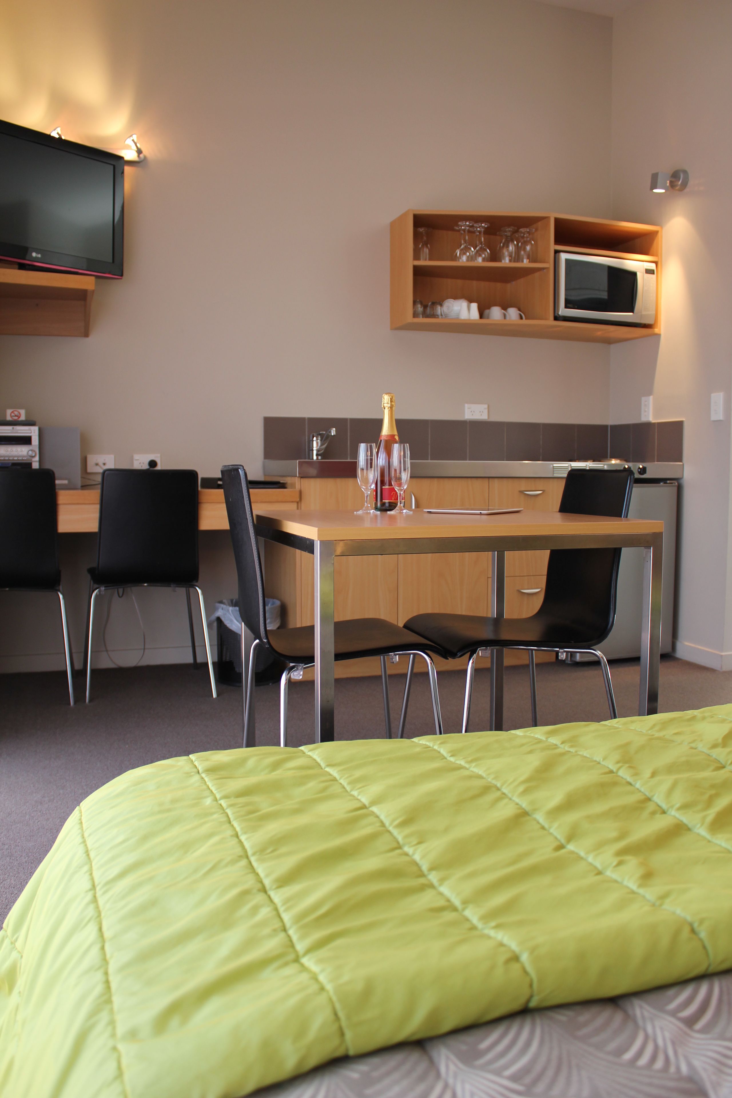 suite, 1 bedroom | living area | 32-cm lcd tv with satellite channels, tv, dvd player