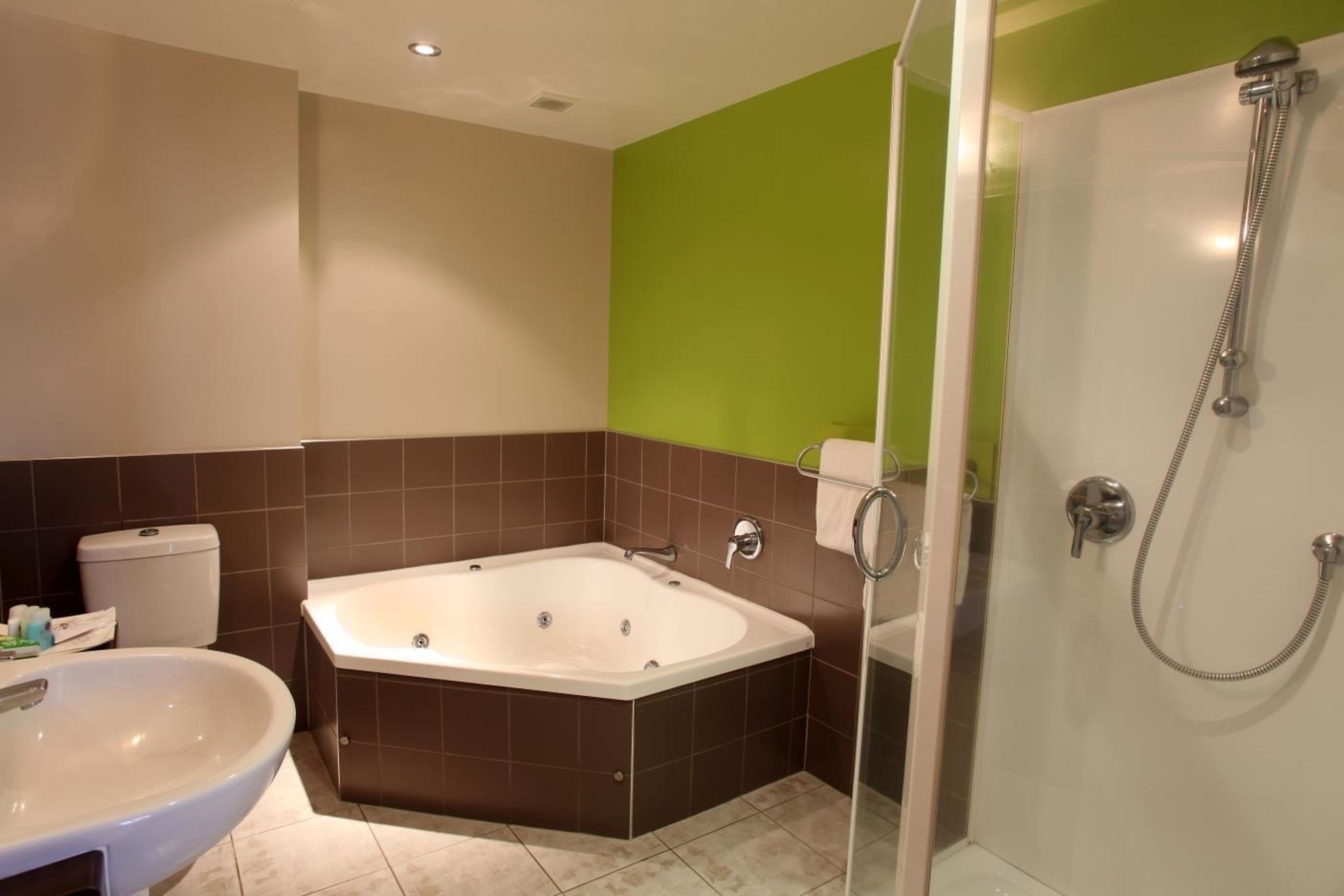 separate bathtub and shower, jetted bath, free toiletries, hair dryer
