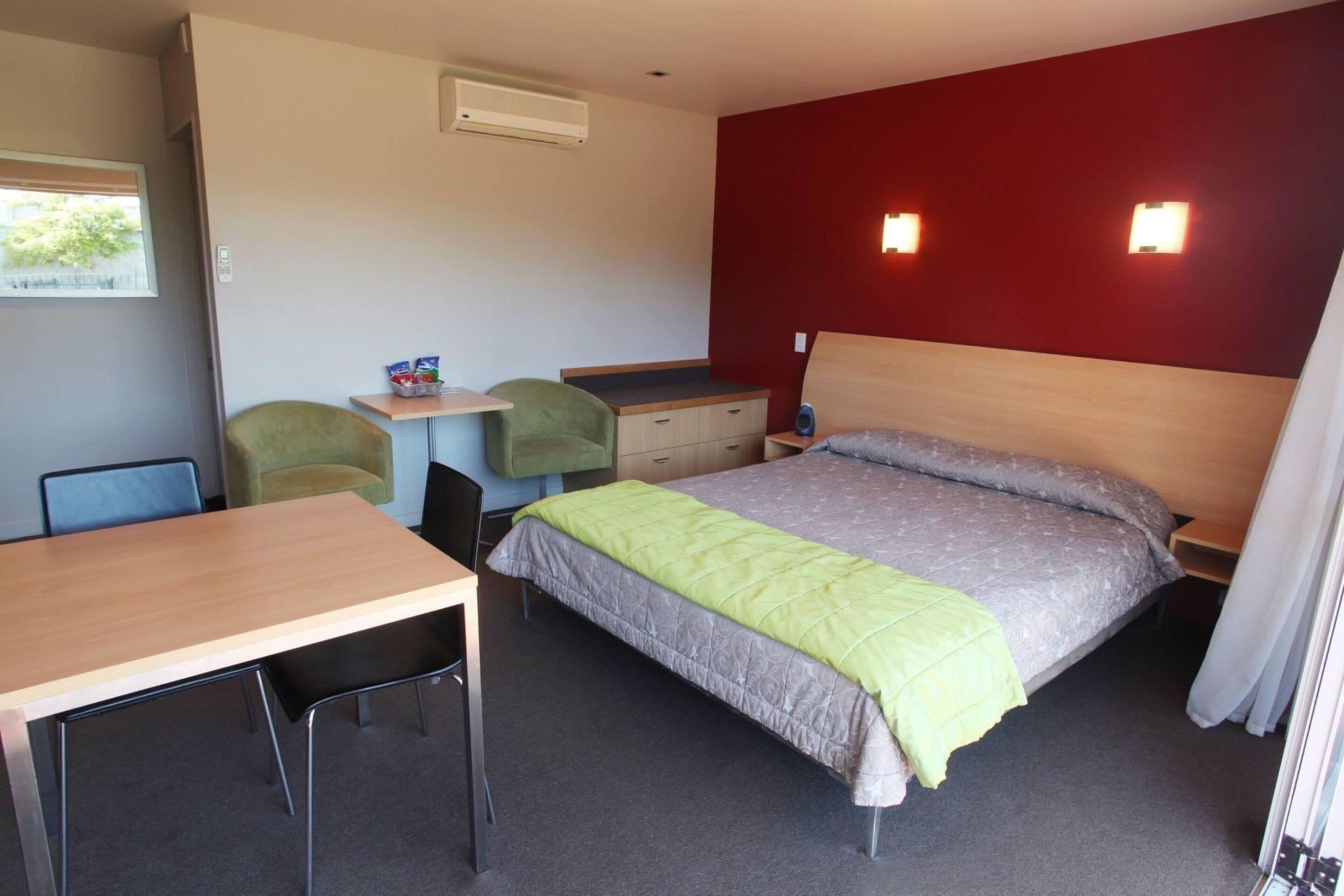 suite, 1 bedroom | premium bedding, desk, blackout curtains, soundproofing