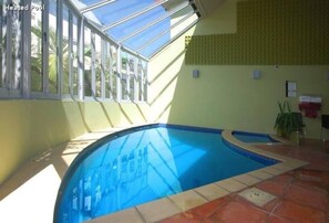 Una piscina techada, una piscina al aire libre