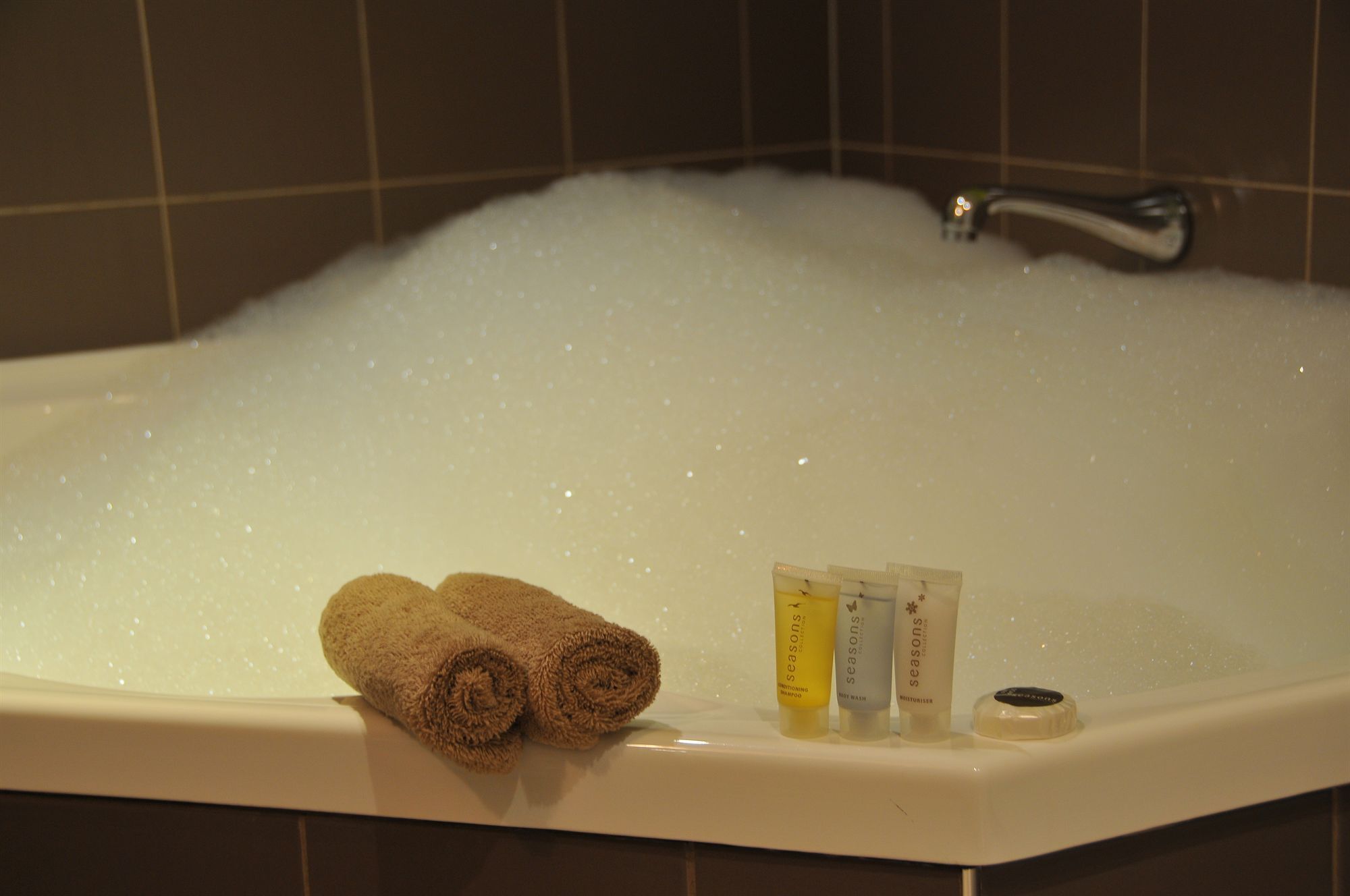 separate bathtub and shower, jetted bath, free toiletries, hair dryer