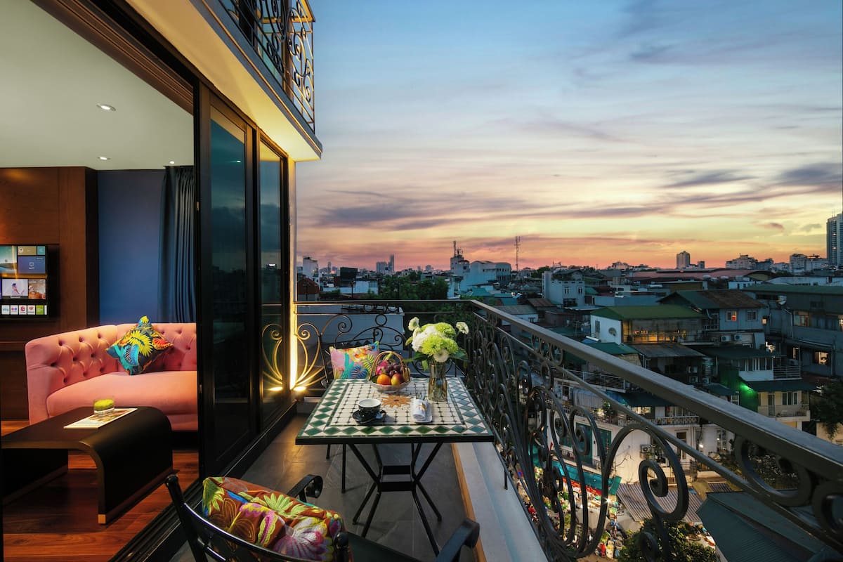 Phòng Suite, hiên (Aurora) | Minibar, két bảo mật tại phòng, bàn 