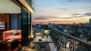 Aurora Terrace Suite | Minibar, in-room safe, desk, laptop workspace