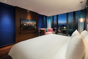 Suite, terrasse (Aurora) | Minibar, coffres-forts dans les chambres, bureau