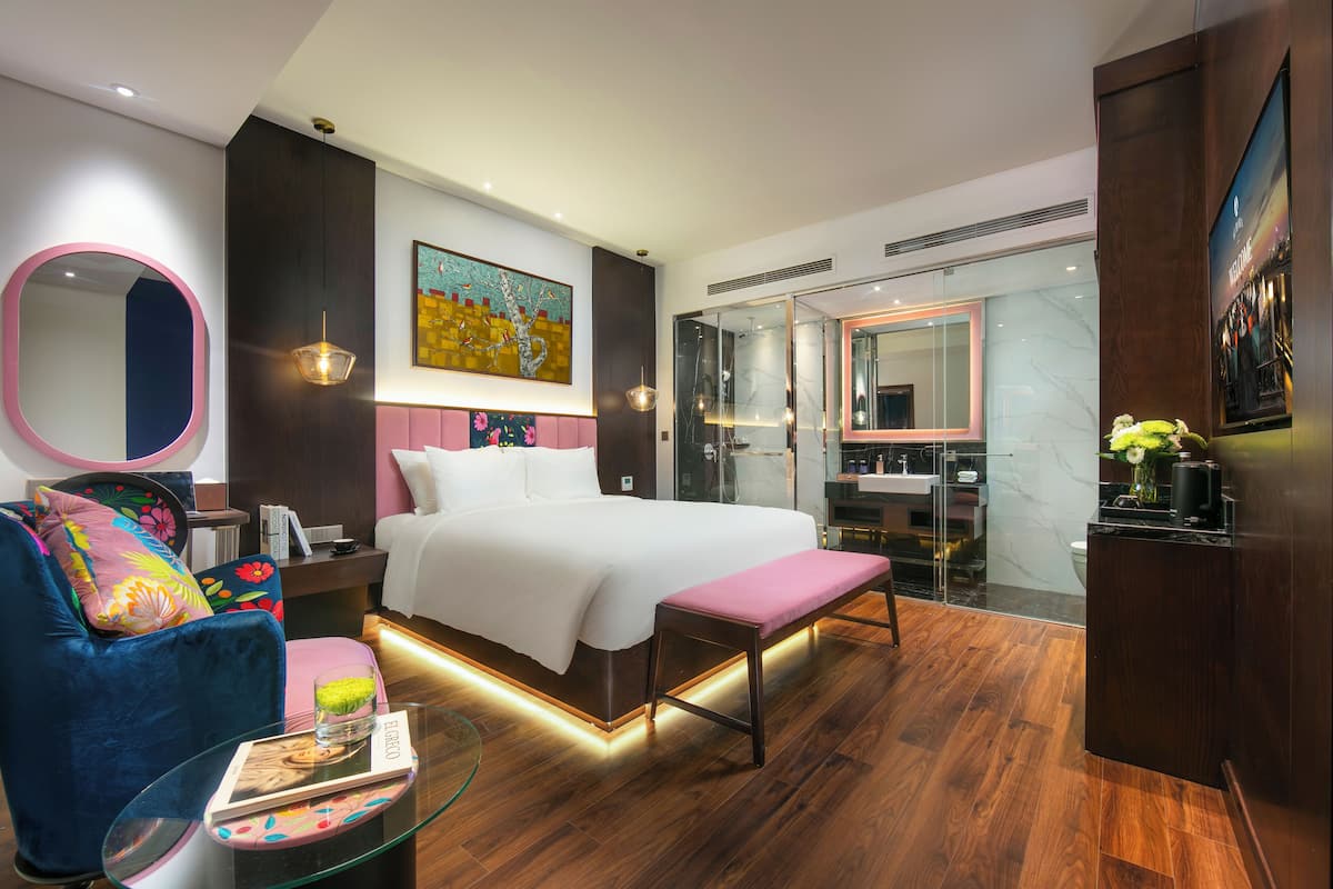Phòng đôi hoặc 2 giường đơn Deluxe (Internal Window) | Minibar, két bảo mật tại phòng, bàn 