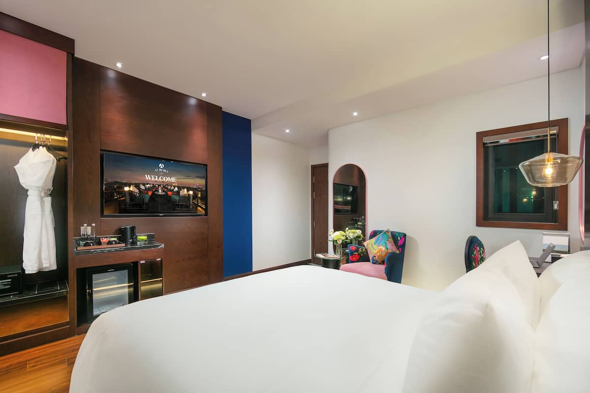 1 kamar tidur, minibar, brankas, dan meja kerja