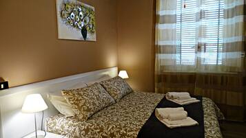 Basic-Doppel- oder -Zweibettzimmer, Gemeinschaftsbad | Schreibtisch, kostenloses WLAN