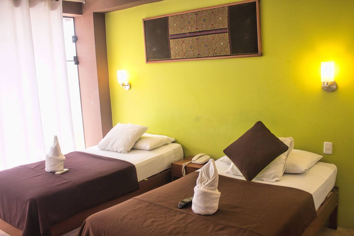 Habitación Confort con 2 camas individuales, varias camas, accesible para personas con discapacidad | Camas supletorias y wifi gratis