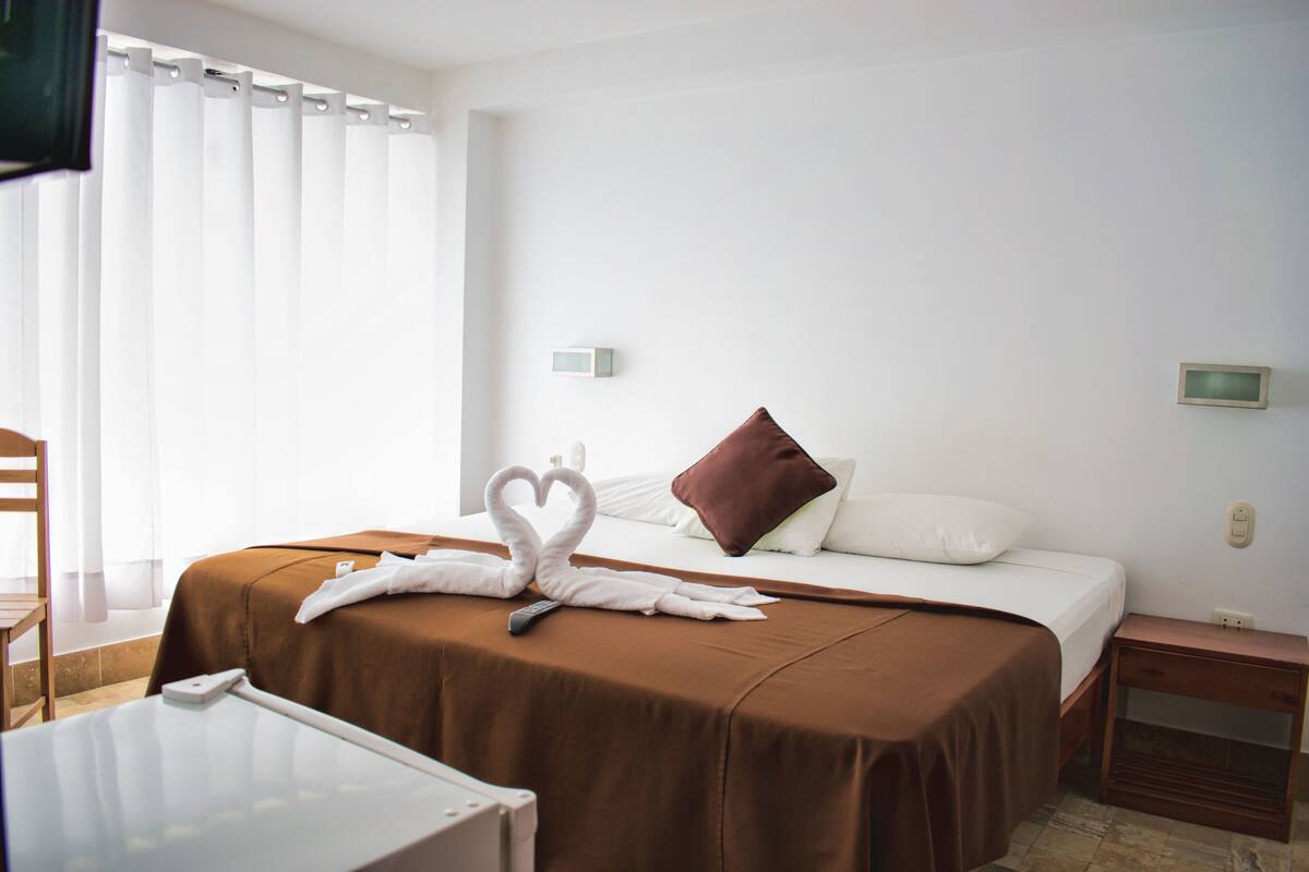Suite Confort, 1 cama de matrimonio grande, accesible para personas con discapacidad | Camas supletorias y wifi gratis