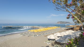 Een privéstrand, een strandbar