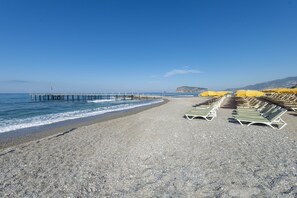 Private beach, beach bar - Grand Kaptan Hotel - Ultra All Inclusive (Alanya)
