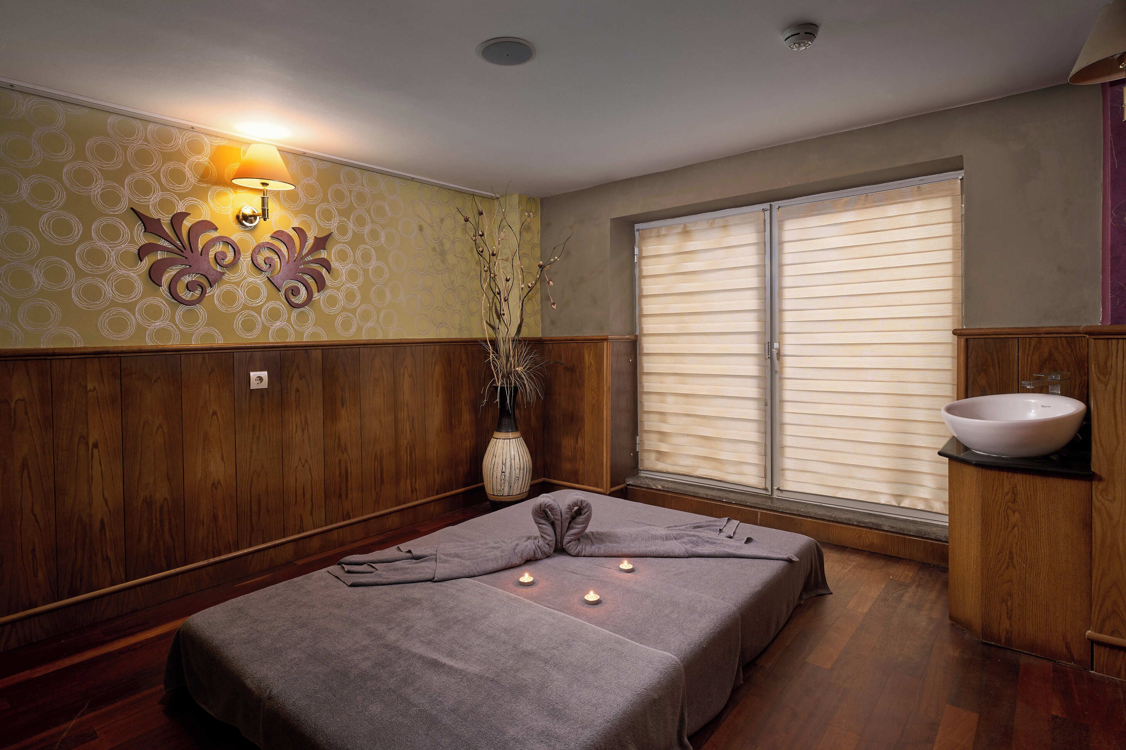 Couples treatment room(s), sauna, Turkish bath/hammam, body treatments