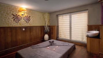 Couples treatment room(s), sauna, Turkish bath/hammam, body treatments