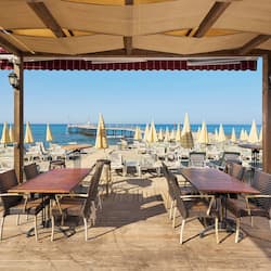 2 restaurantes; se sirven desayunos, almuerzos y cocina internacional