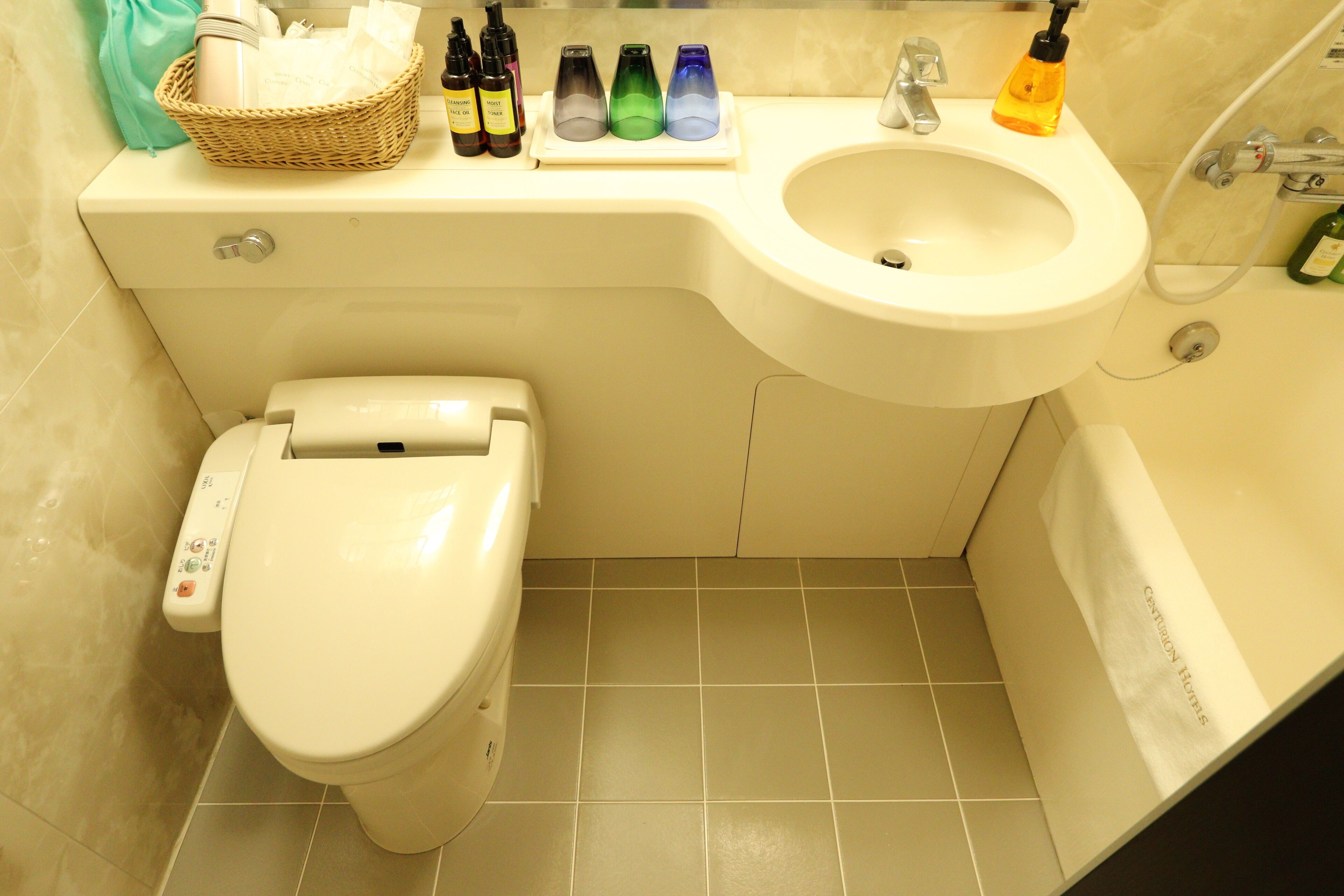 Un bany amb vàter, bidet i rentapel.