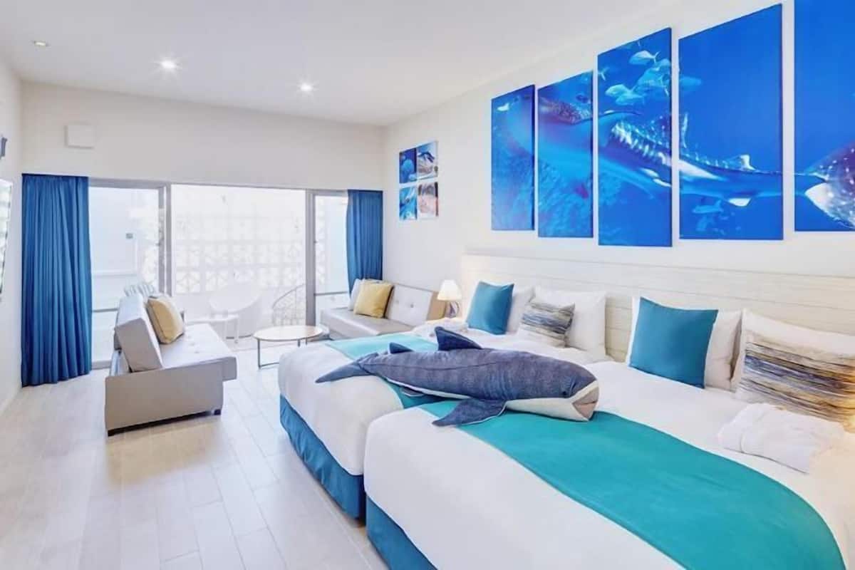 Premium bedding, down comforters, in-room safe, desk