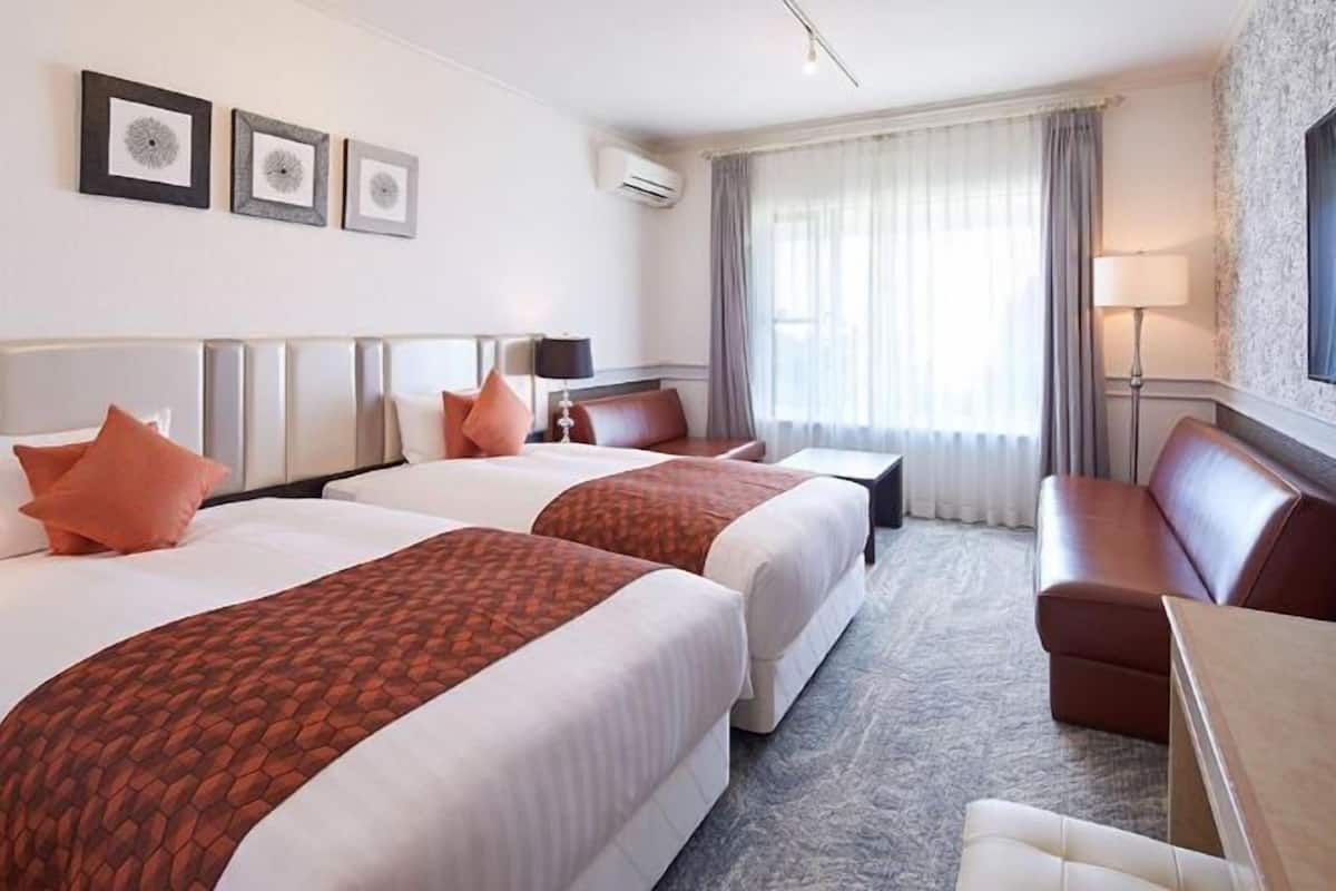 Premium bedding, down comforters, in-room safe, desk