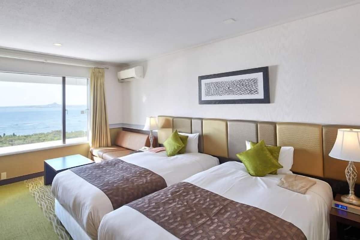 Premium bedding, down comforters, in-room safe, desk