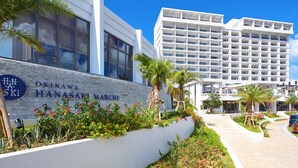 Un hotel moderno con un letrero que dice "Okinawa Hanasaki Marche".