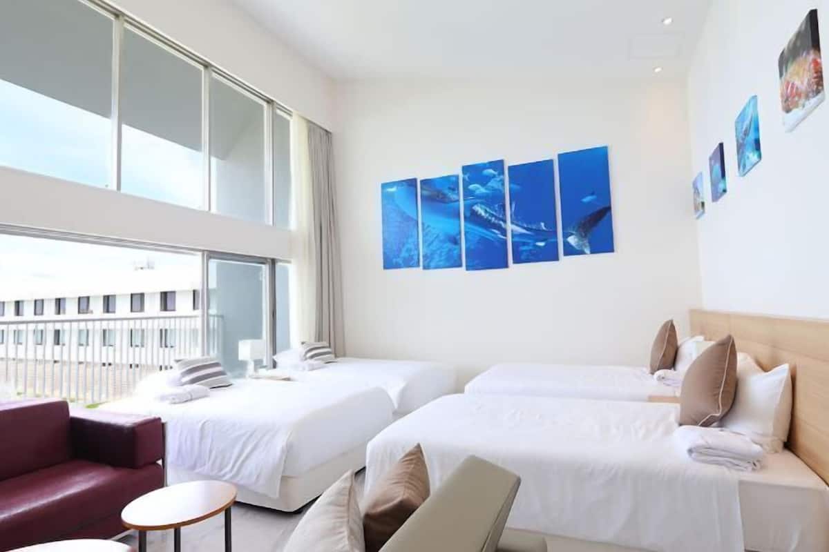 Premium bedding, down comforters, in-room safe, desk