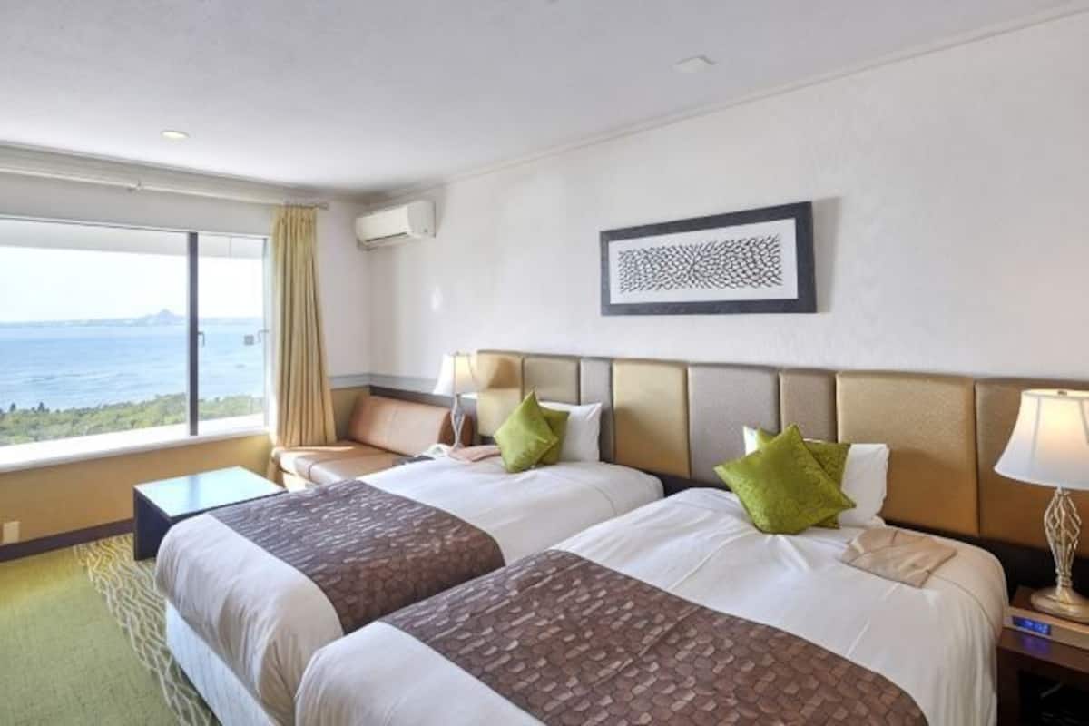 Premium bedding, down comforters, in-room safe, desk