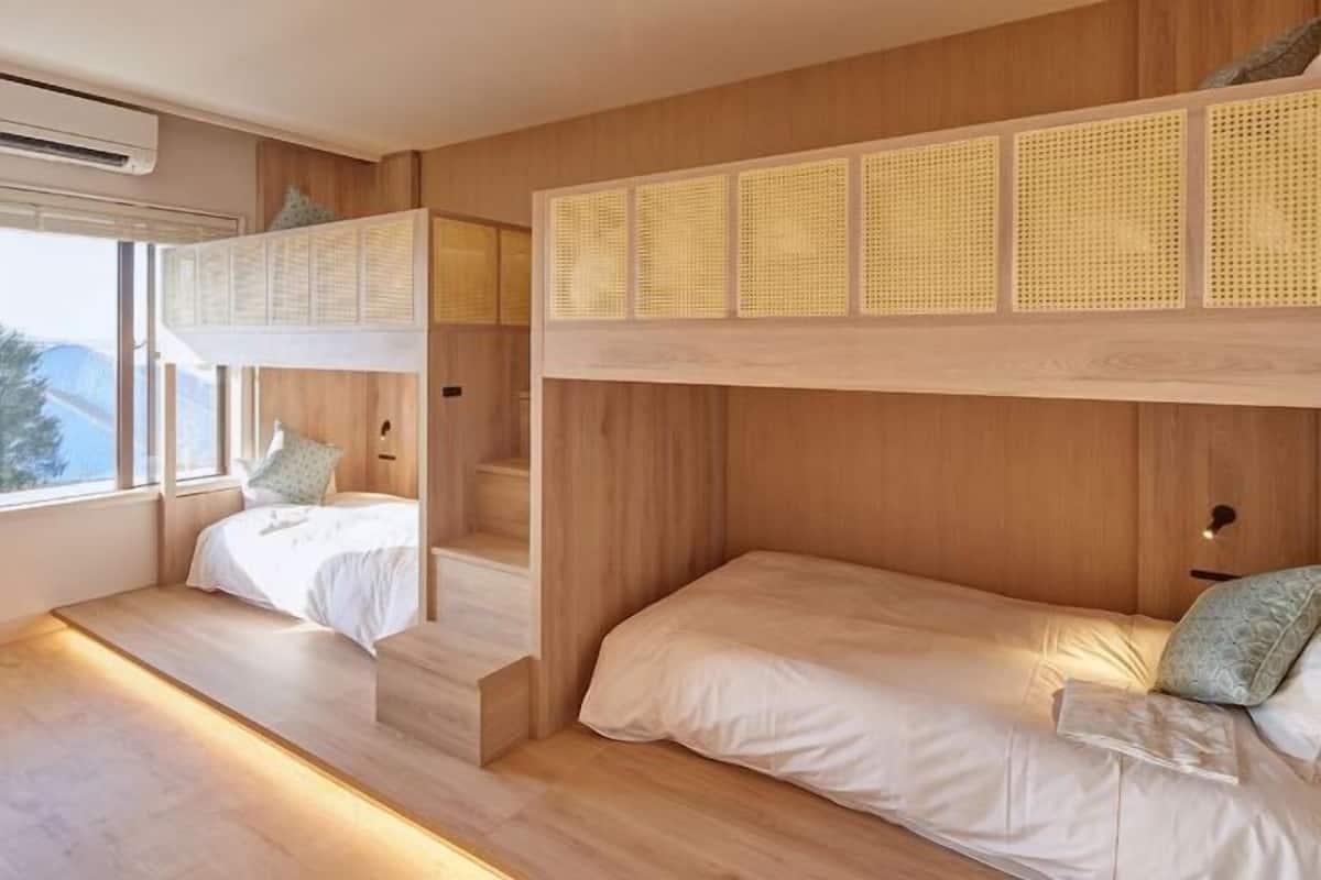 Premium bedding, down comforters, in-room safe, desk