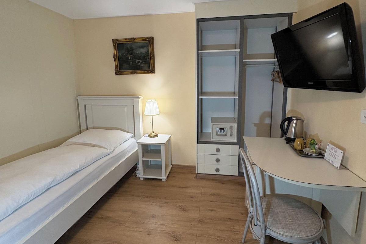 Allergikerbettwaren, Zimmersafe, individuell dekoriert, Schreibtisch