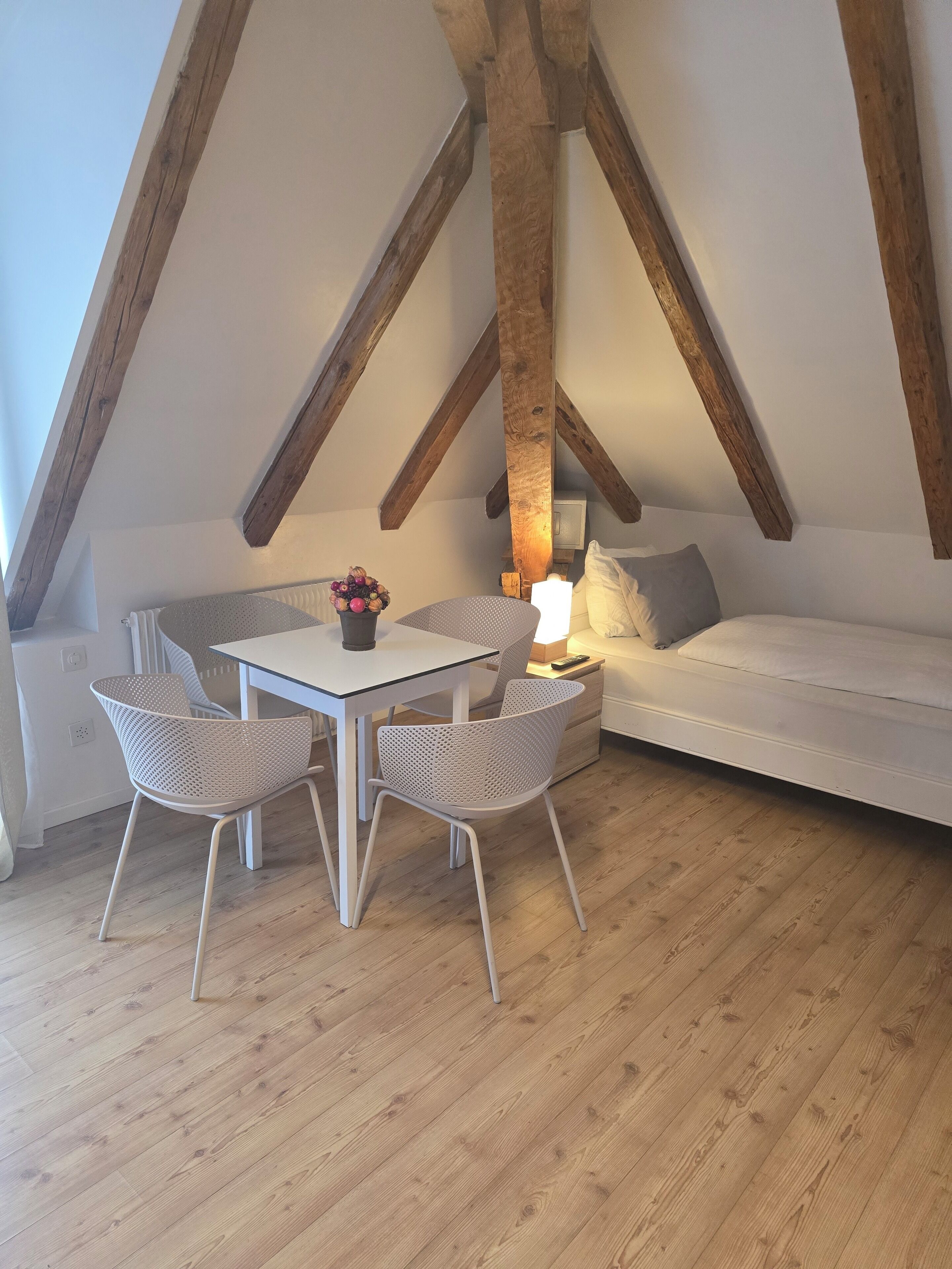 Fridge, coffee/tea maker