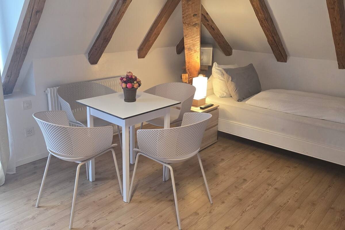 Fridge, coffee/tea maker