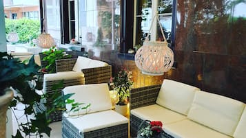 Quầy bar bên hồ bơi