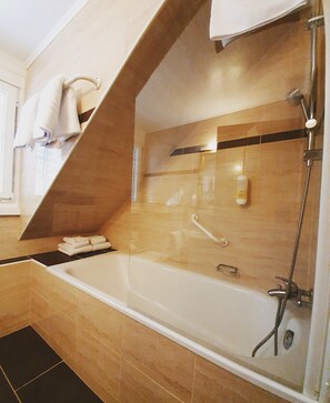 Separate tub and shower, rainfall showerhead, free toiletries - Esos Hotel Quelle (Bad Ragaz)