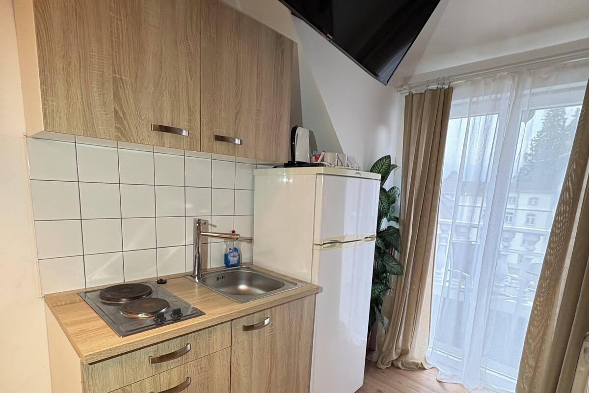 Fridge, coffee/tea maker