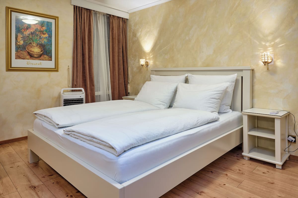 Hypo-allergenic bedding, Select Comfort beds, in-room safe