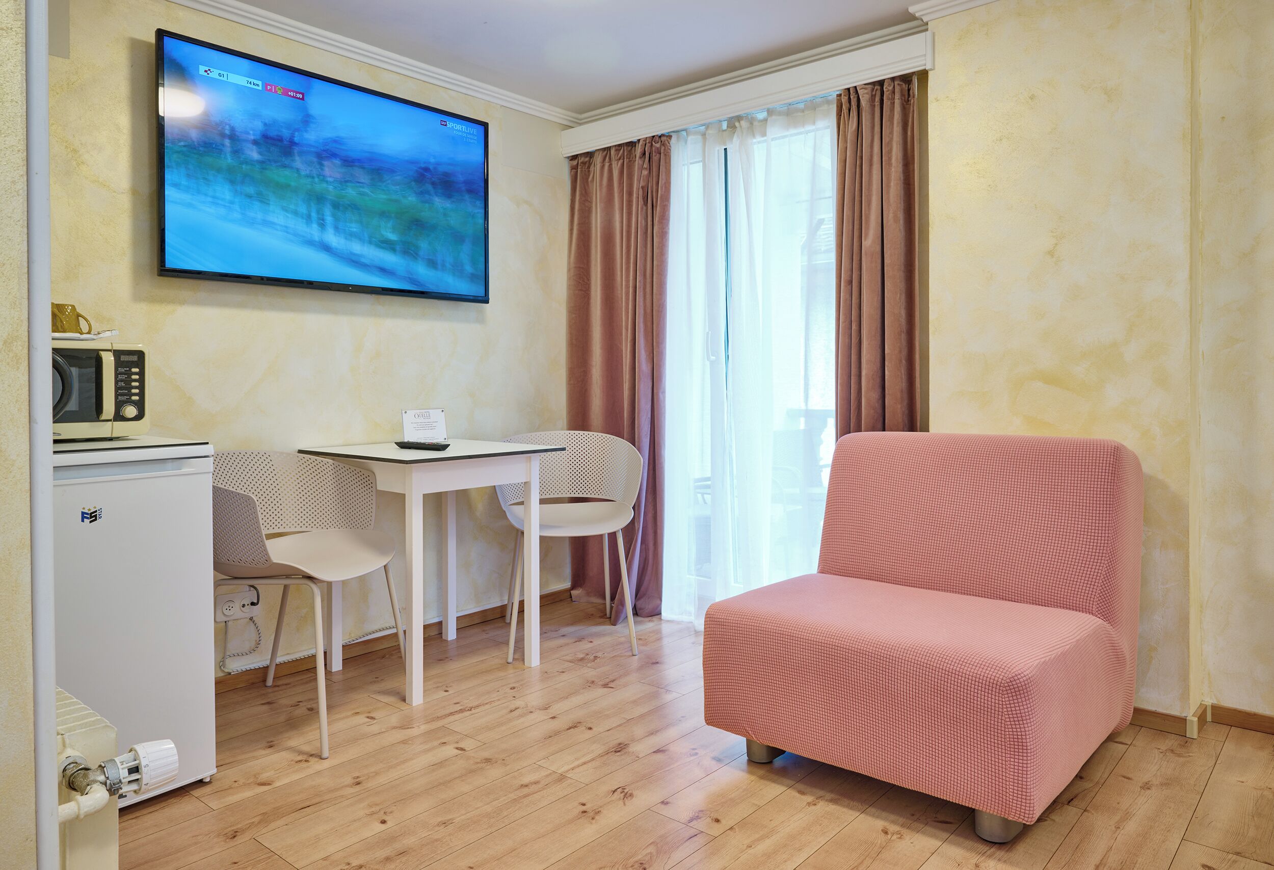 Standard-Dreibettzimmer | Allergikerbettwaren, Zimmersafe, individuell dekoriert, Schreibtisch