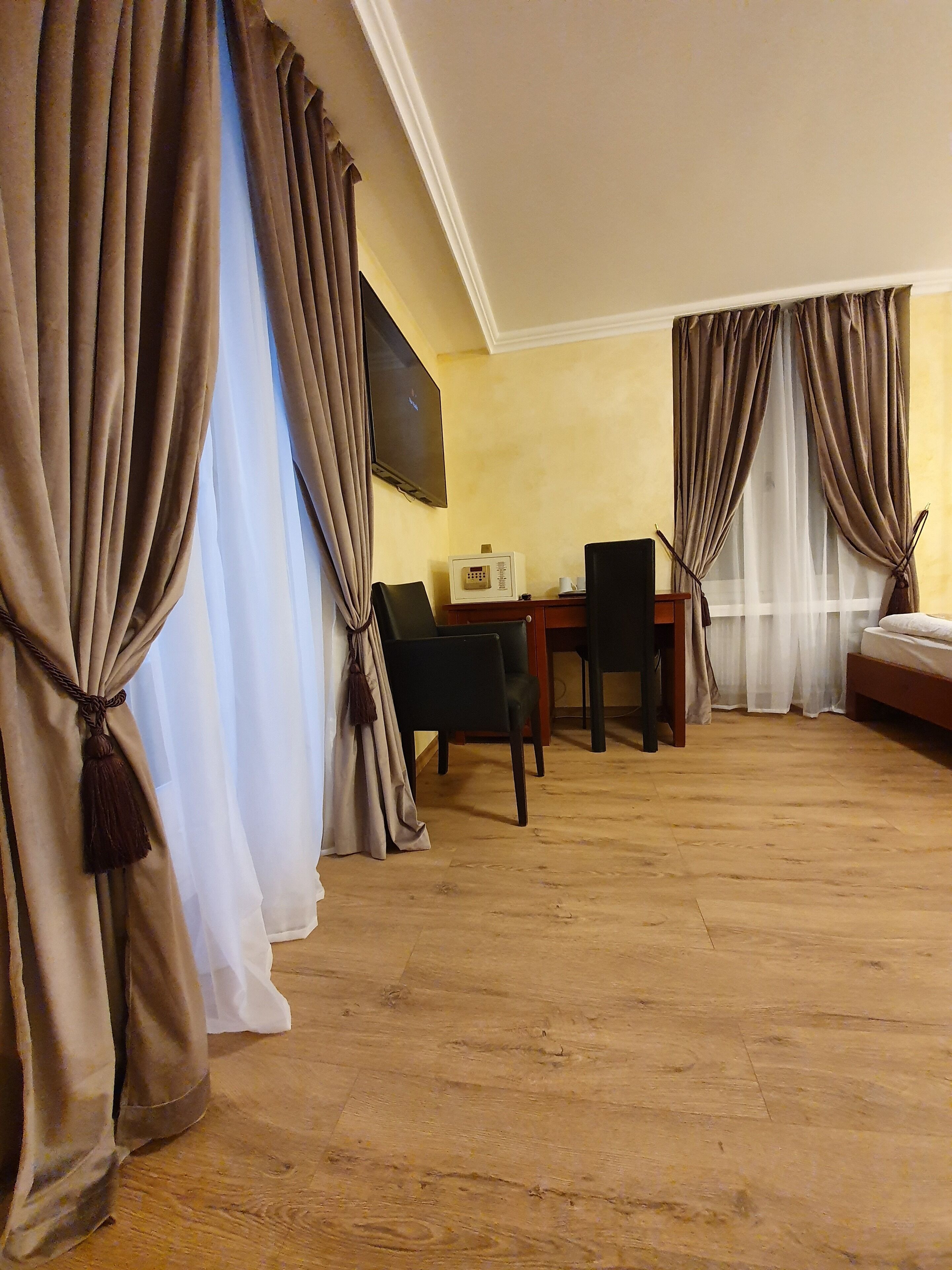 1 bedroom, hypo-allergenic bedding, in-room safe, individually decorated