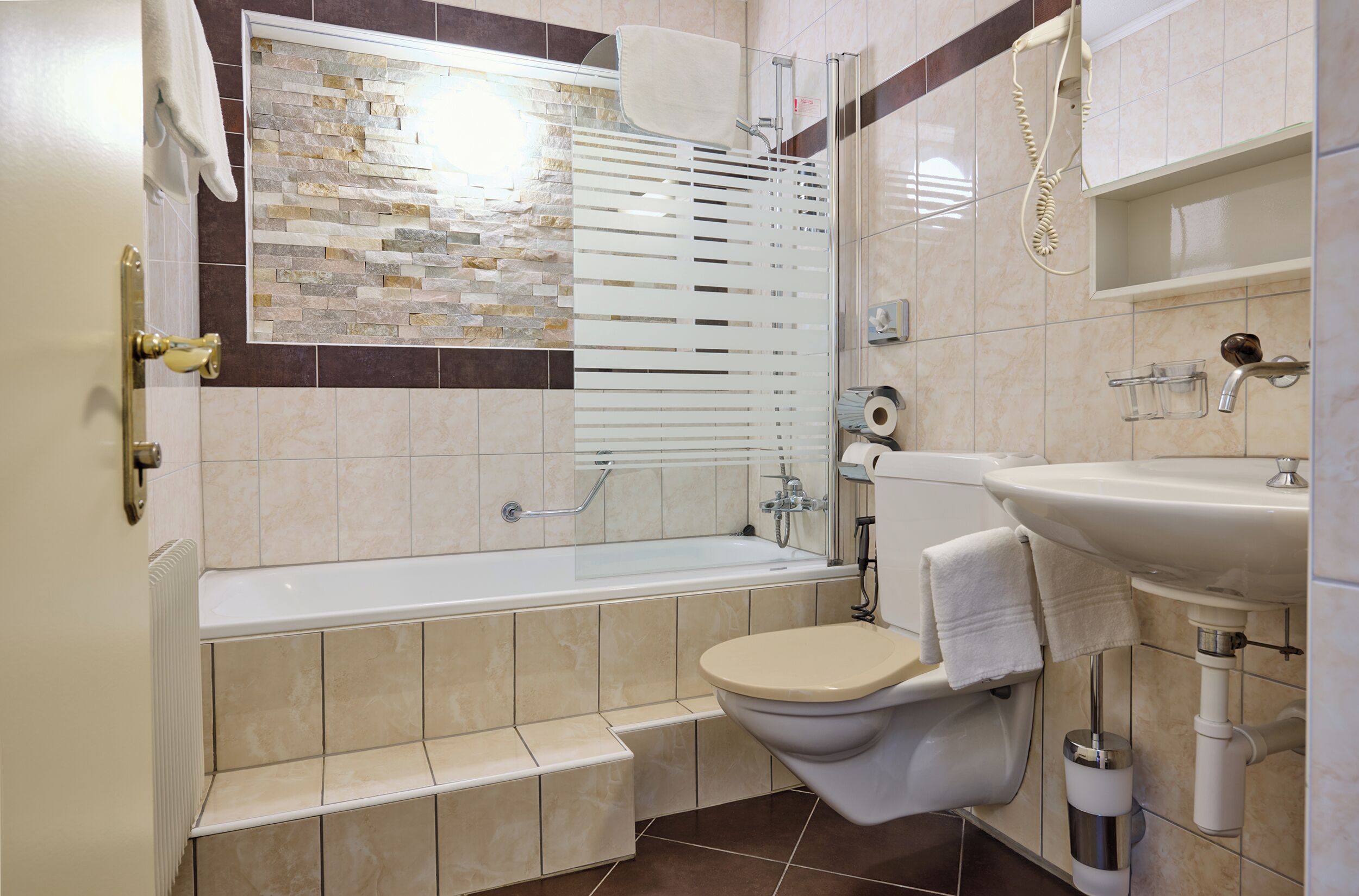 Une salle de bain moderne avec une baignoire, des toilettes et un lavabo.