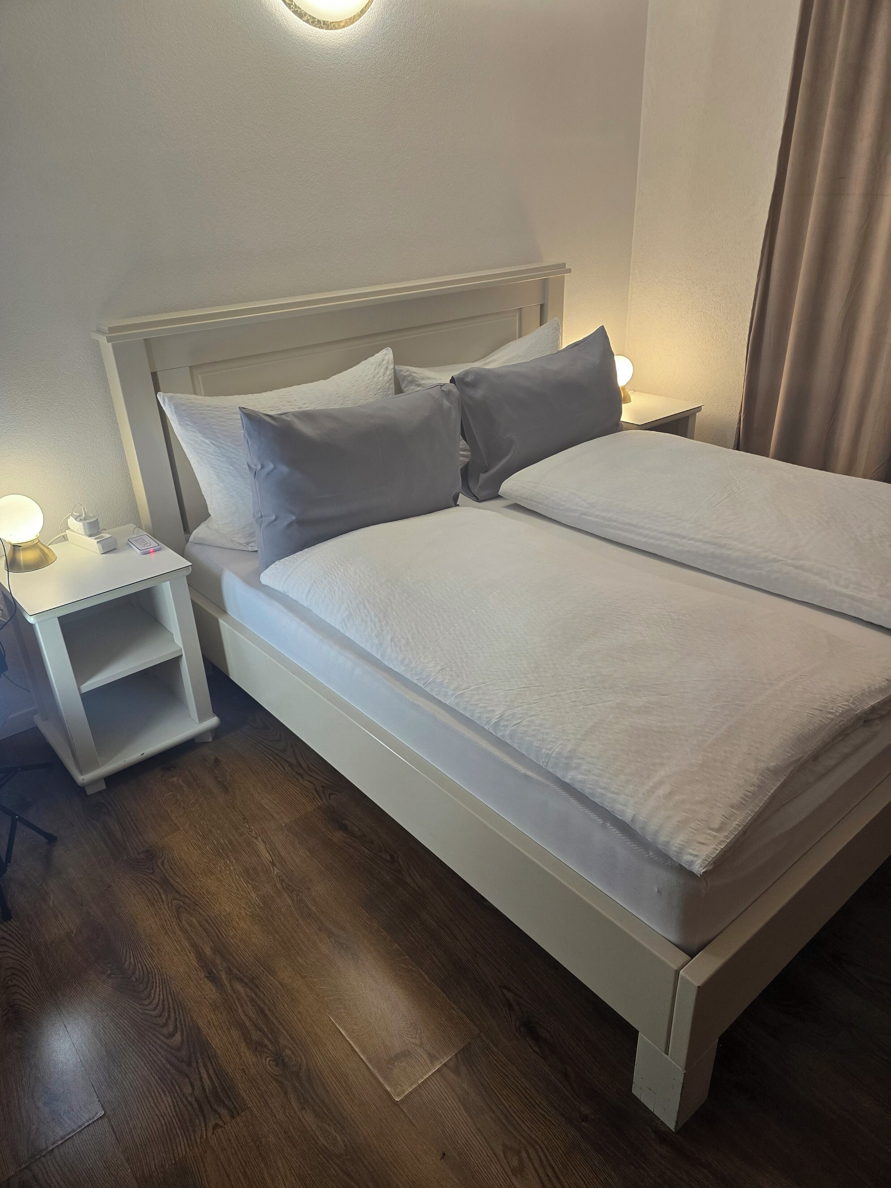 Hypo-allergenic bedding, Select Comfort beds, in-room safe