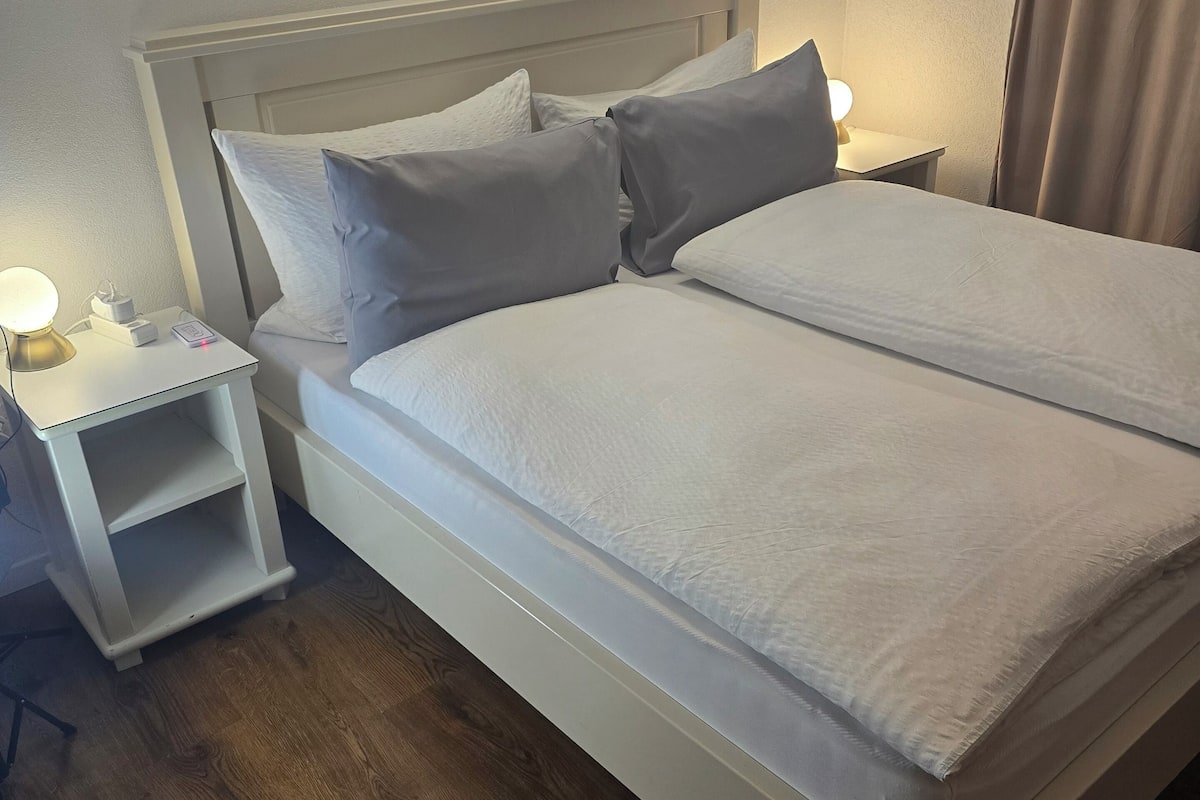 Hypo-allergenic bedding, Select Comfort beds, in-room safe