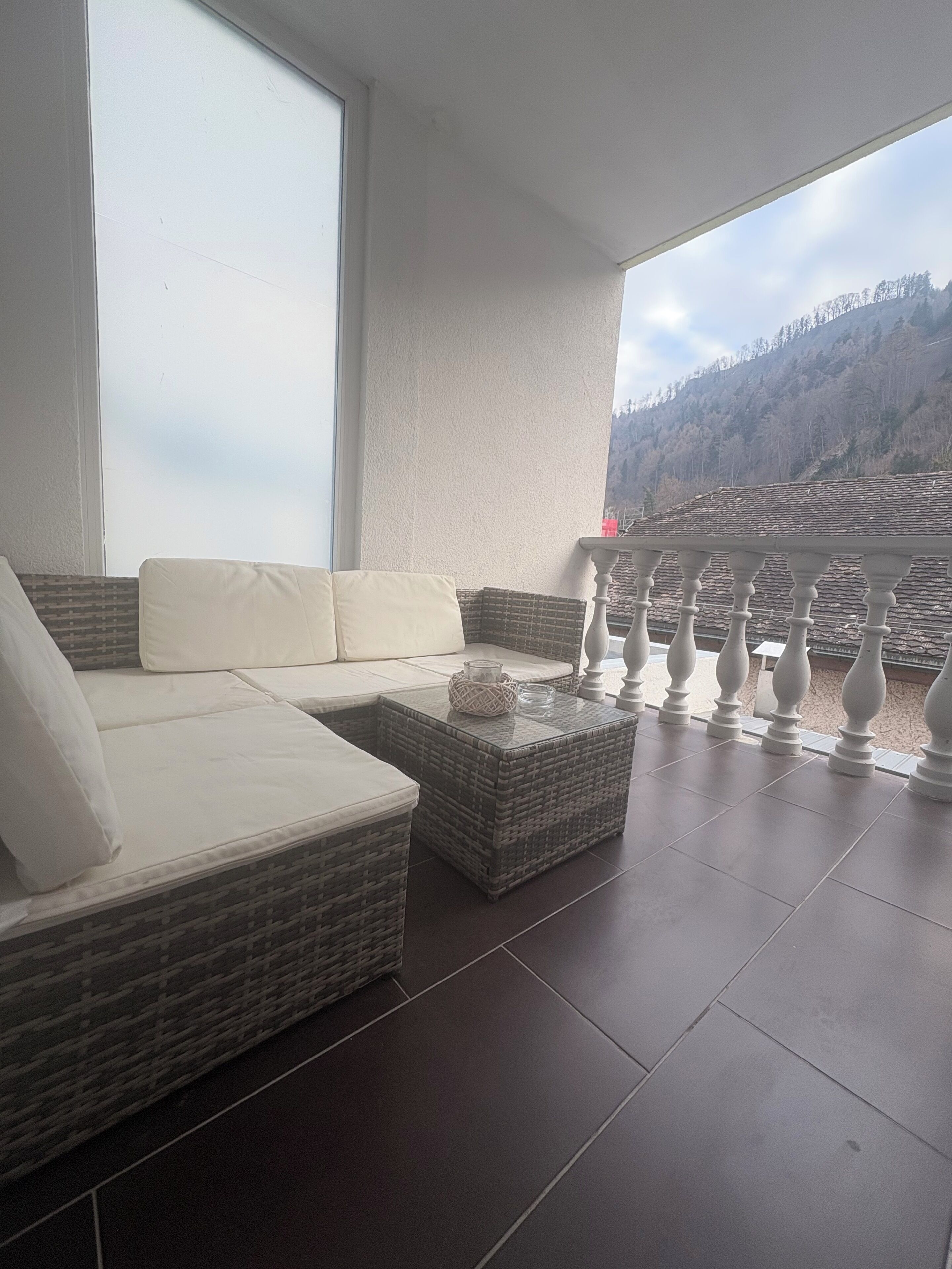 Hypo-allergenic bedding, Select Comfort beds, in-room safe