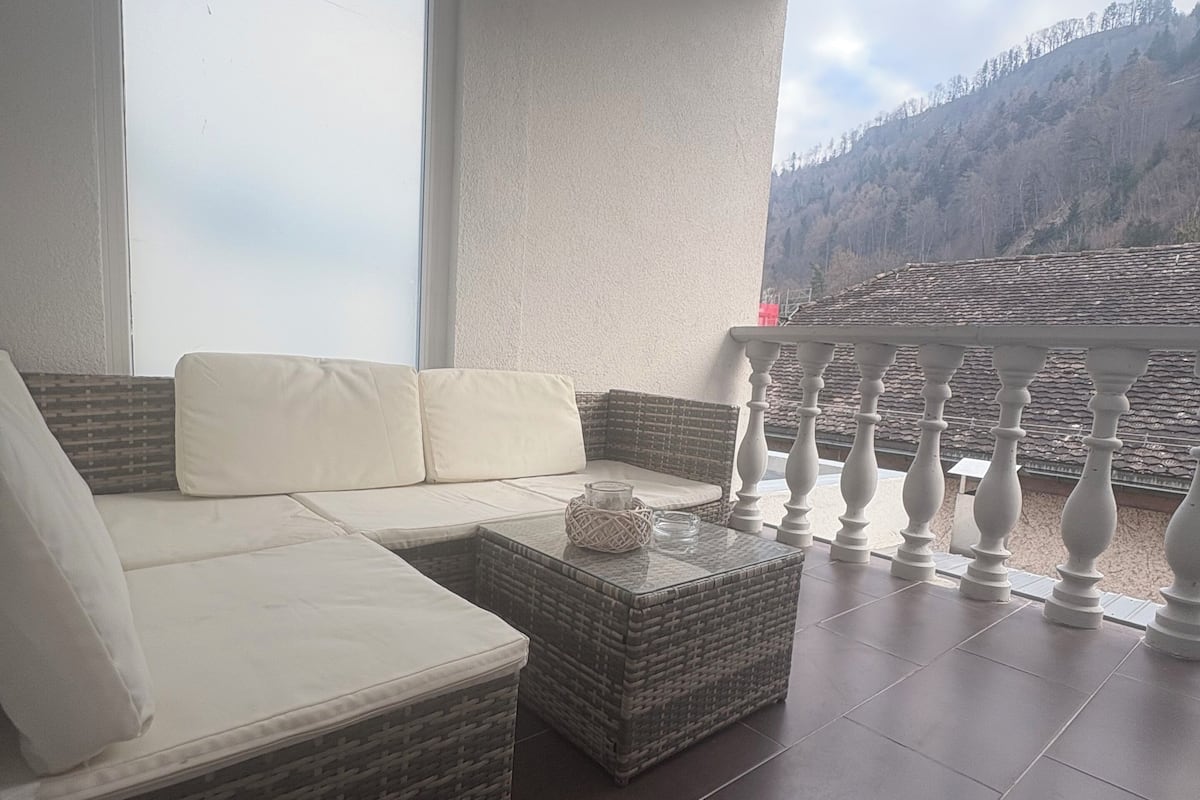 Hypo-allergenic bedding, Select Comfort beds, in-room safe