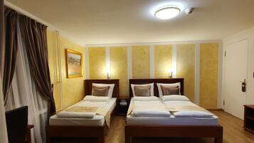 Ropa de cama hipoalergénica y caja de seguridad en la habitación