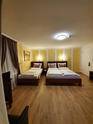 Hypo-allergenic bedding, in-room safe, individually decorated, desk