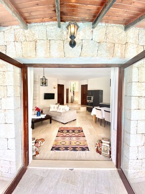 Premium bedding, minibar, in-room safe, individually decorated - Hotel Club Barbarossa (Kas)