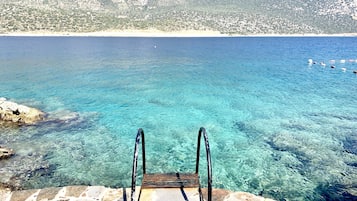 Pantai persendirian, kabana percuma, kerusi lepak pantai, payung